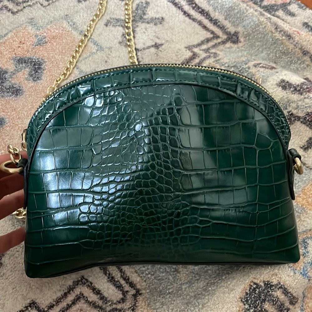 Green crossover bag/ shoulder bag mini crocodile faux leather. Gold chain